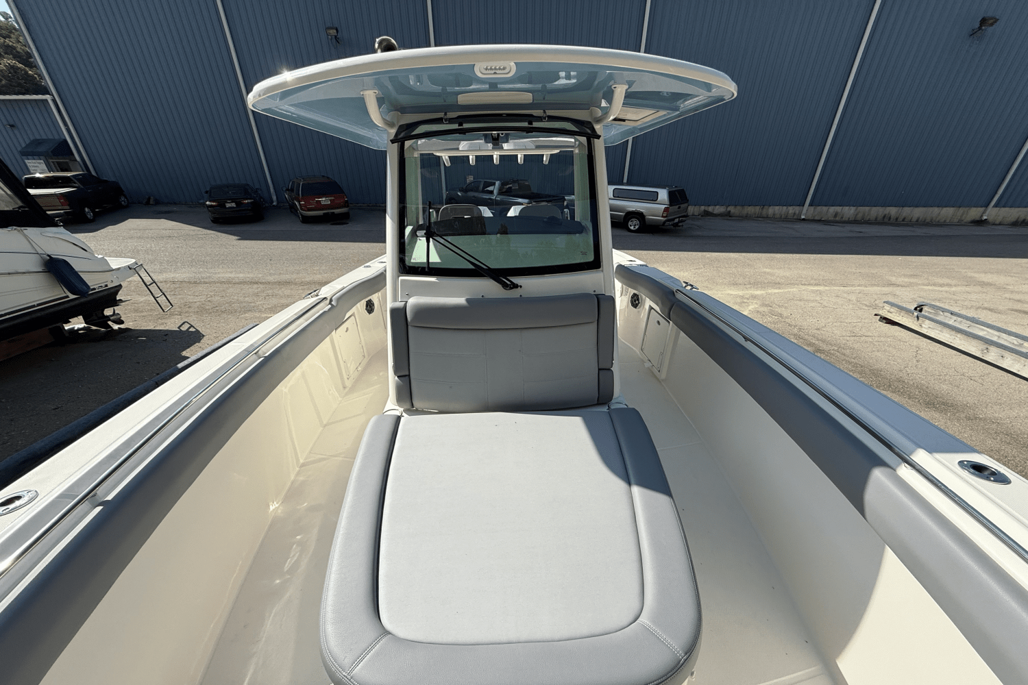 Slide: The Image of Boston Whaler 330 Outrage 2025 - 28