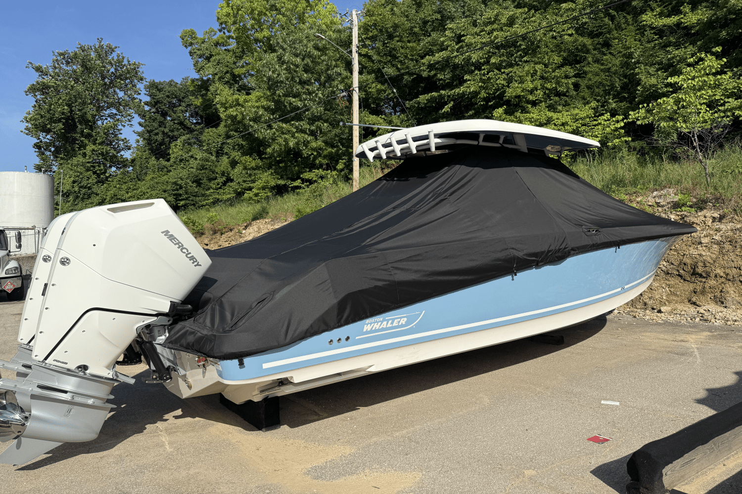 Slide: The Image of Boston Whaler 330 Outrage 2025 - 3