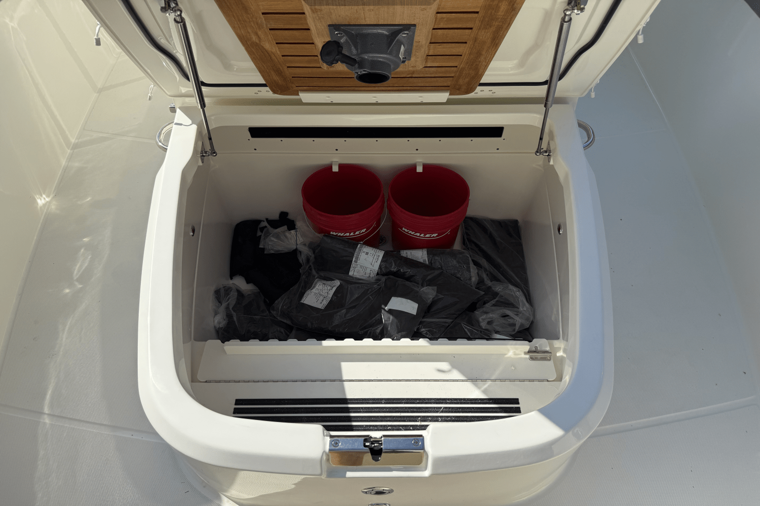 Slide: The Image of Boston Whaler 330 Outrage 2025 - 30