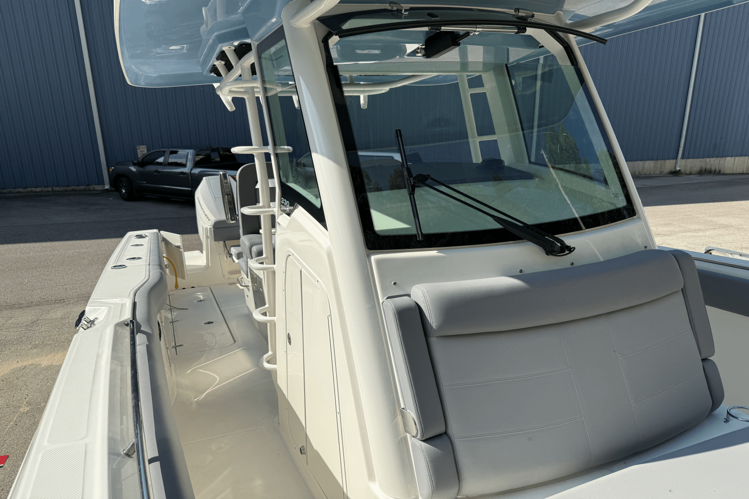 Slide: The Image of Boston Whaler 330 Outrage 2025 - 31