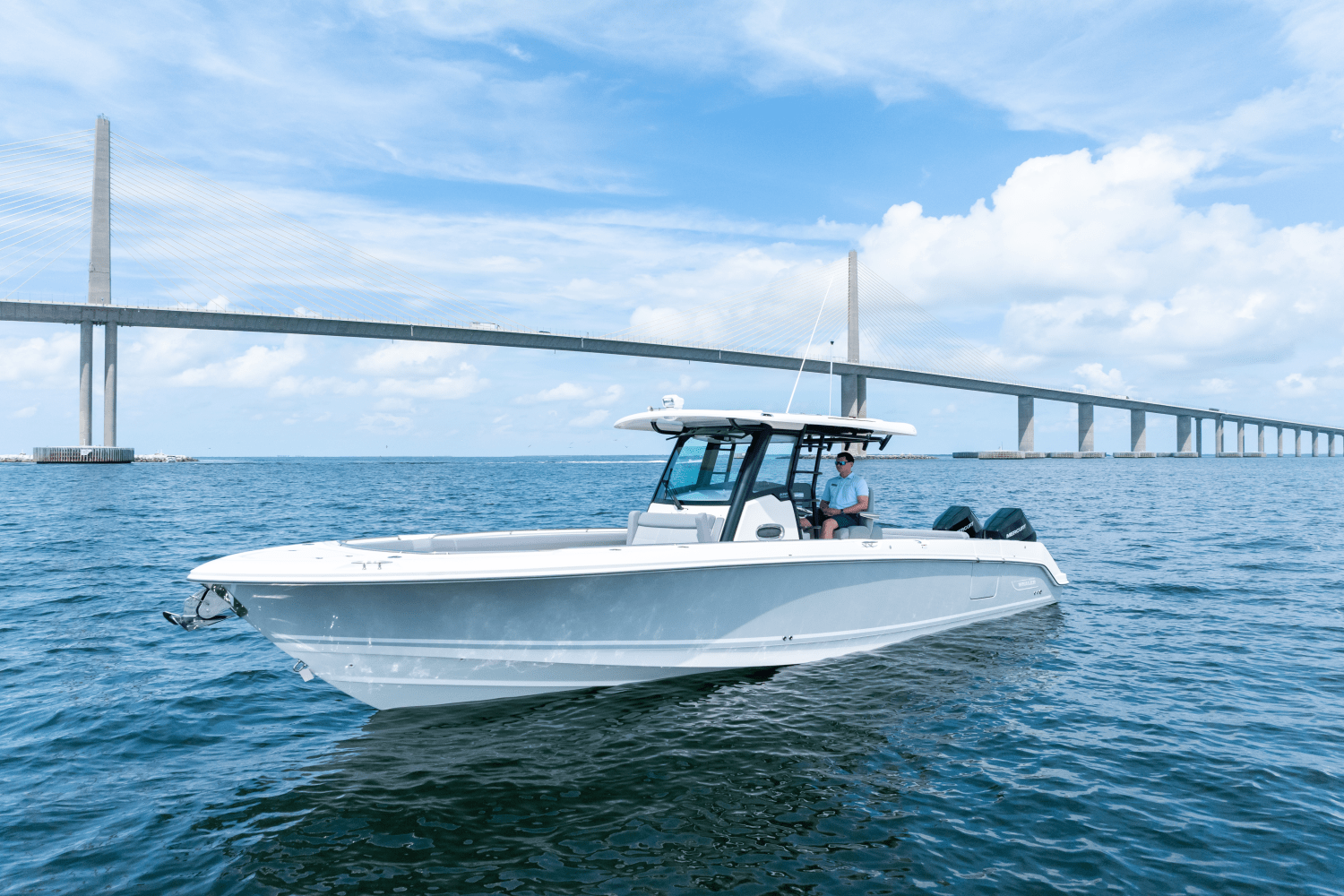 Slide: The Image of Boston Whaler 330 Outrage 2025 - 31