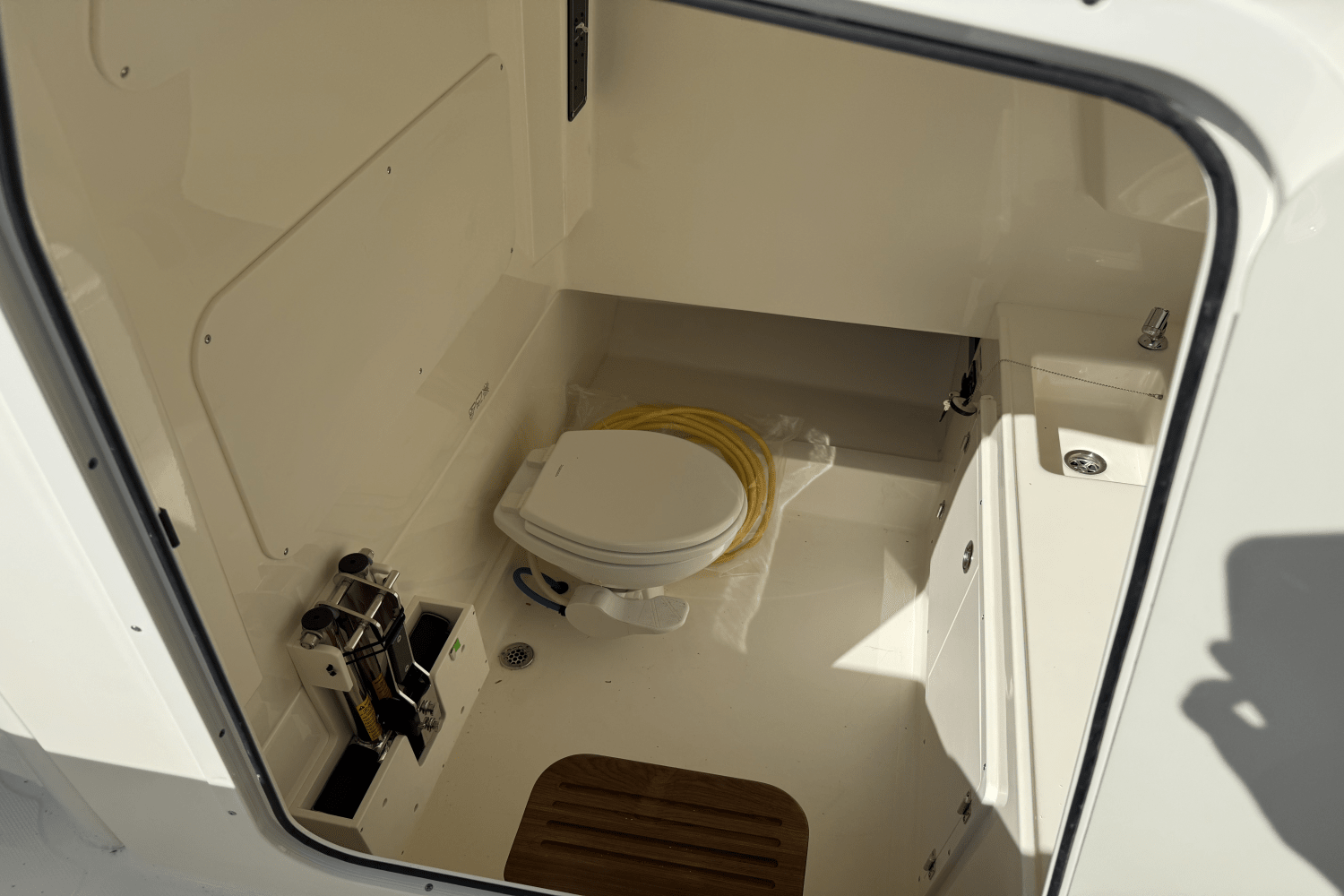 Slide: The Image of Boston Whaler 330 Outrage 2025 - 32