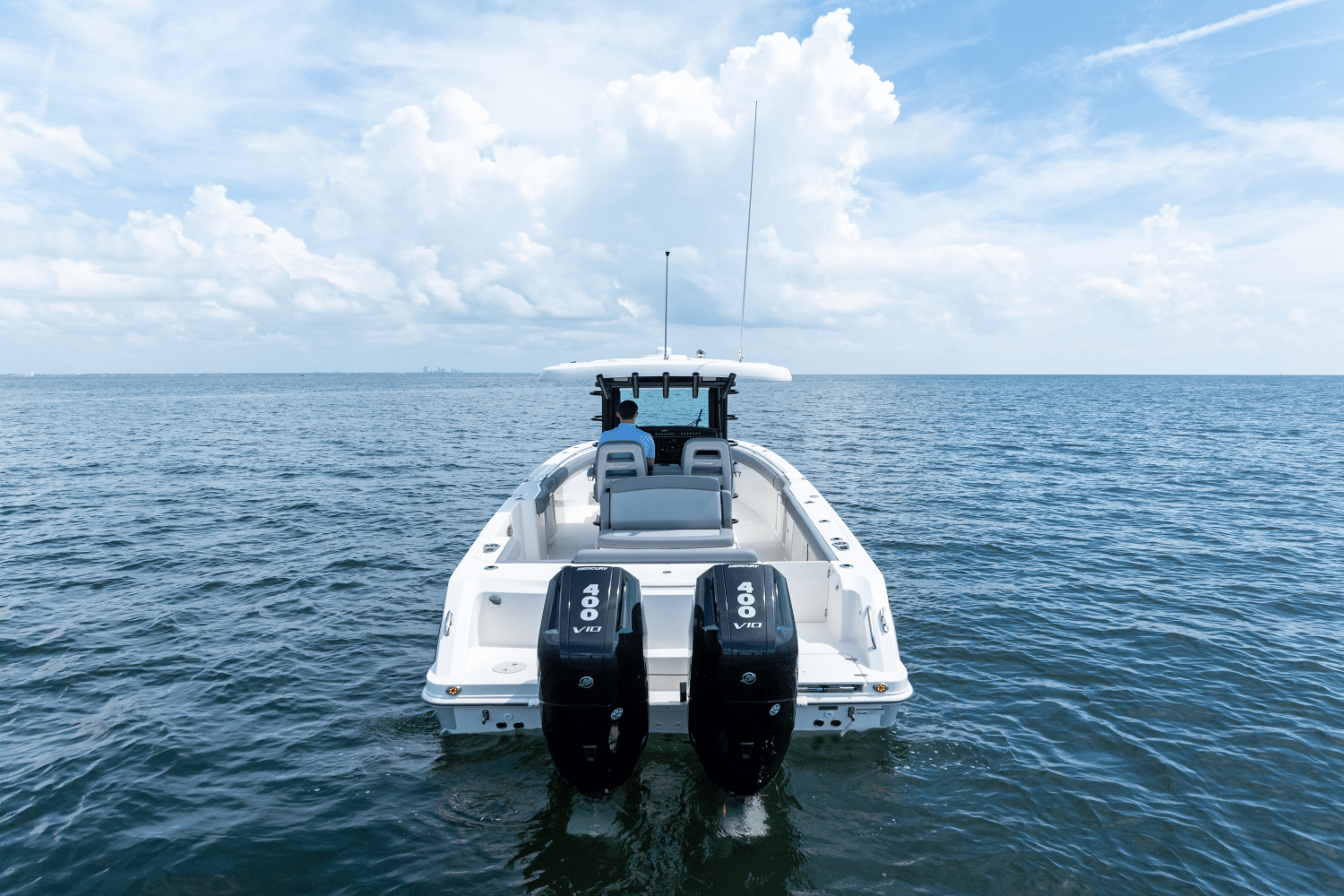 Slide: The Image of Boston Whaler 330 Outrage 2025 - 38