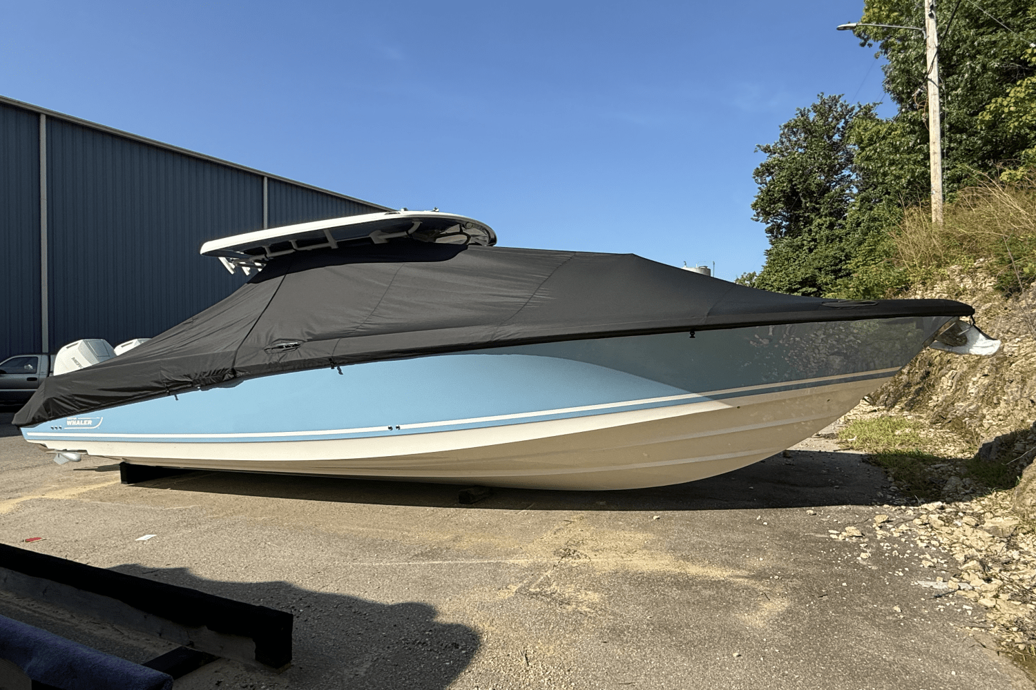 Slide: The Image of Boston Whaler 330 Outrage 2025 - 4