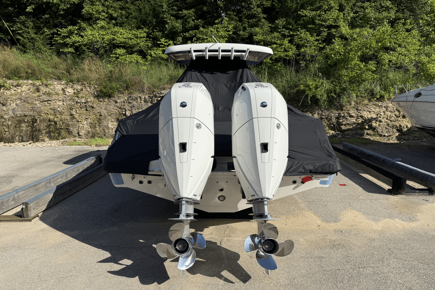 Slide: The Image of Boston Whaler 330 Outrage 2025 - 5