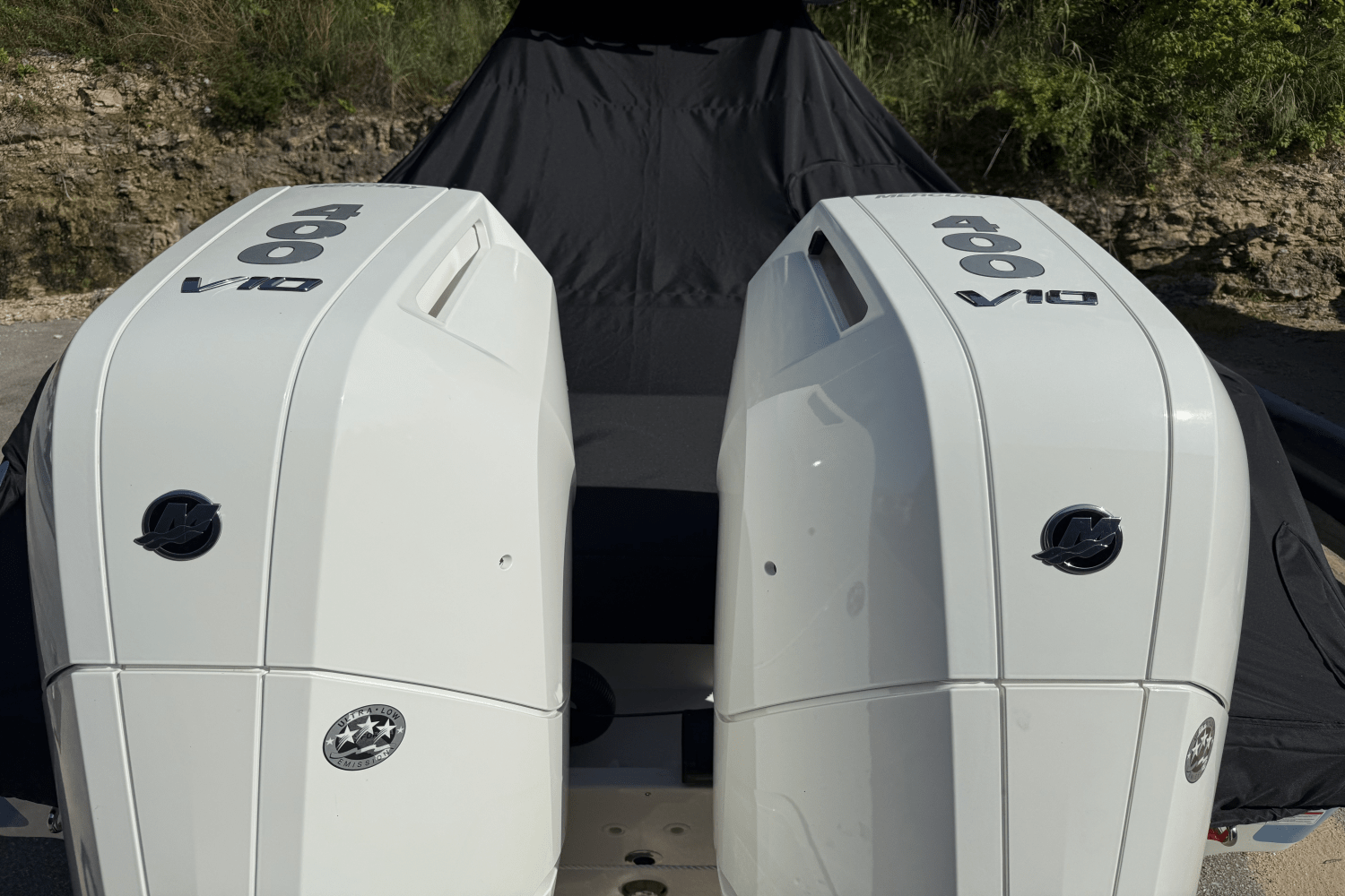 Slide: The Image of Boston Whaler 330 Outrage 2025 - 6