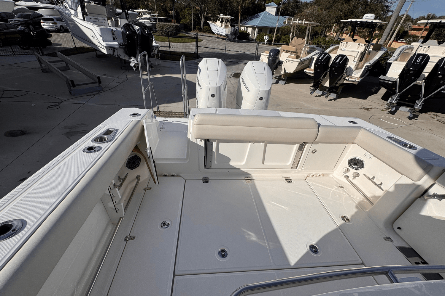 Slide: The Image of Boston Whaler 330 Outrage 2025 - 7