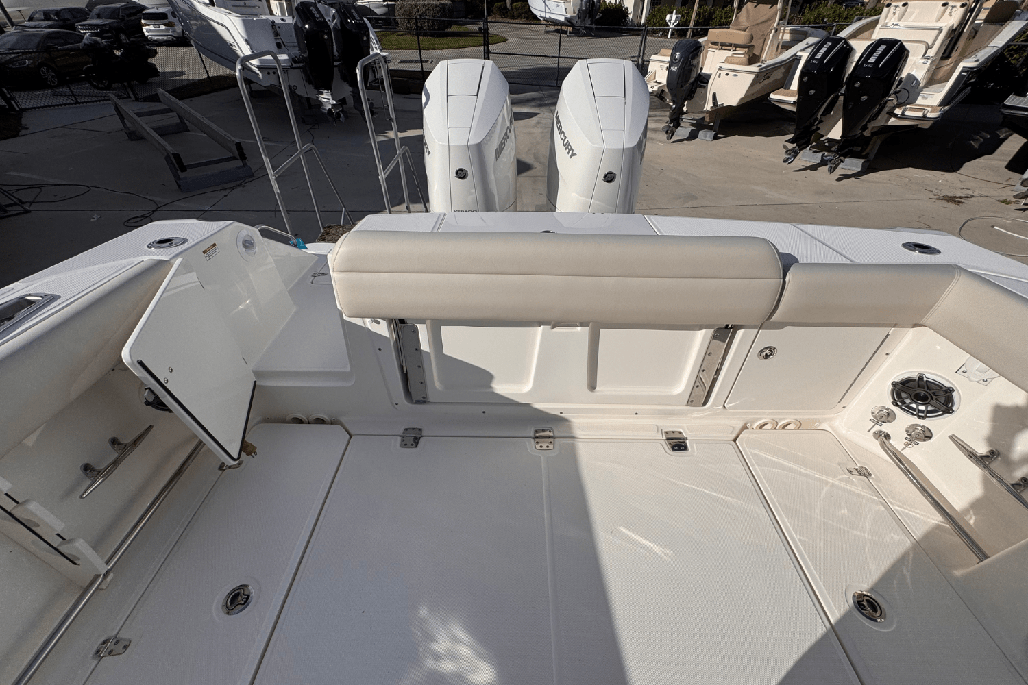 Slide: The Image of Boston Whaler 330 Outrage 2025 - 8