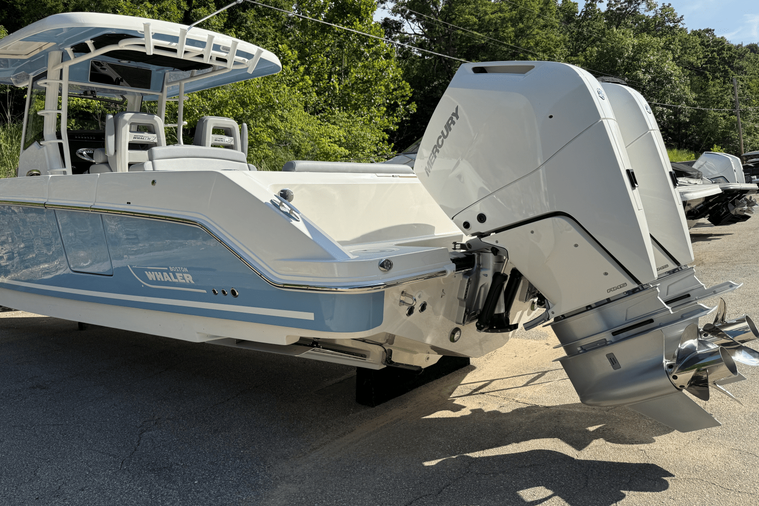 Slide: The Image of Boston Whaler 330 Outrage 2025 - 8