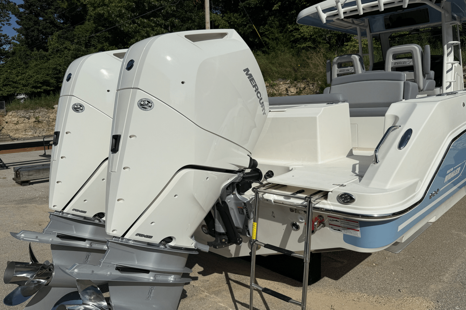 Slide: The Image of Boston Whaler 330 Outrage 2025 - 9