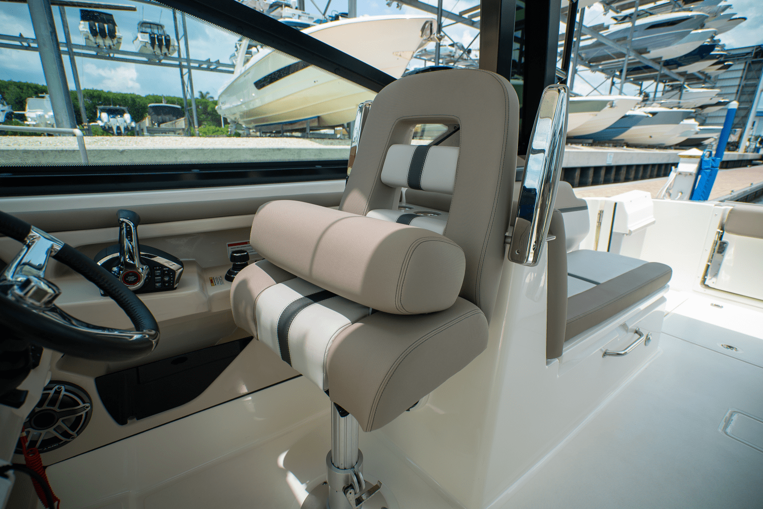 Slide: The Image of Boston Whaler 330 Vantage 2025 - 10