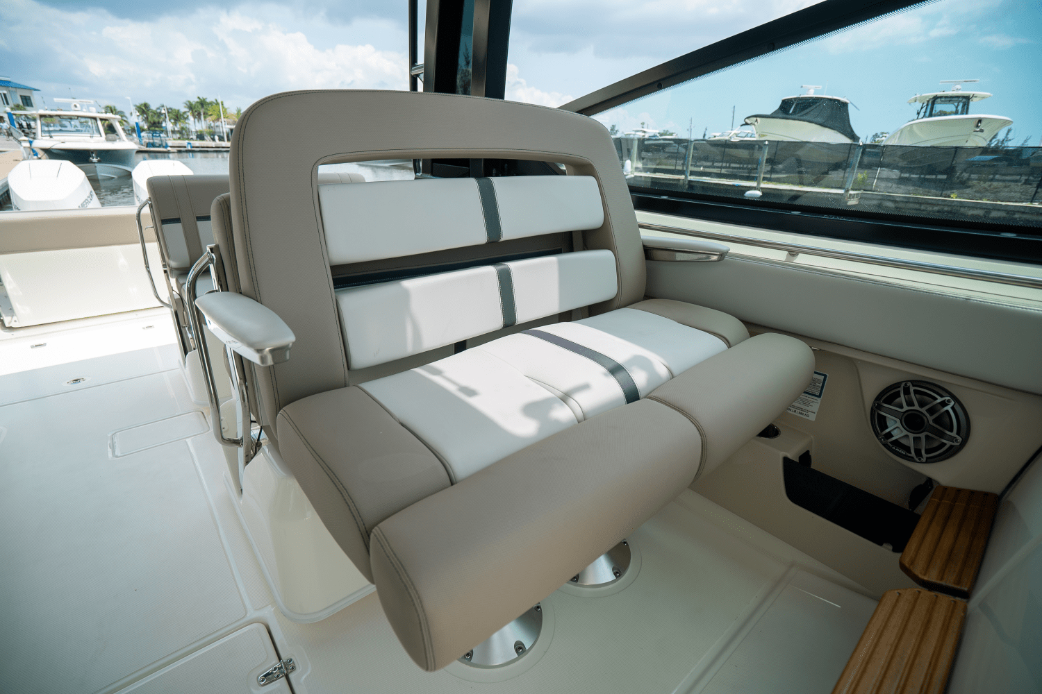 Slide: The Image of Boston Whaler 330 Vantage 2025 - 14