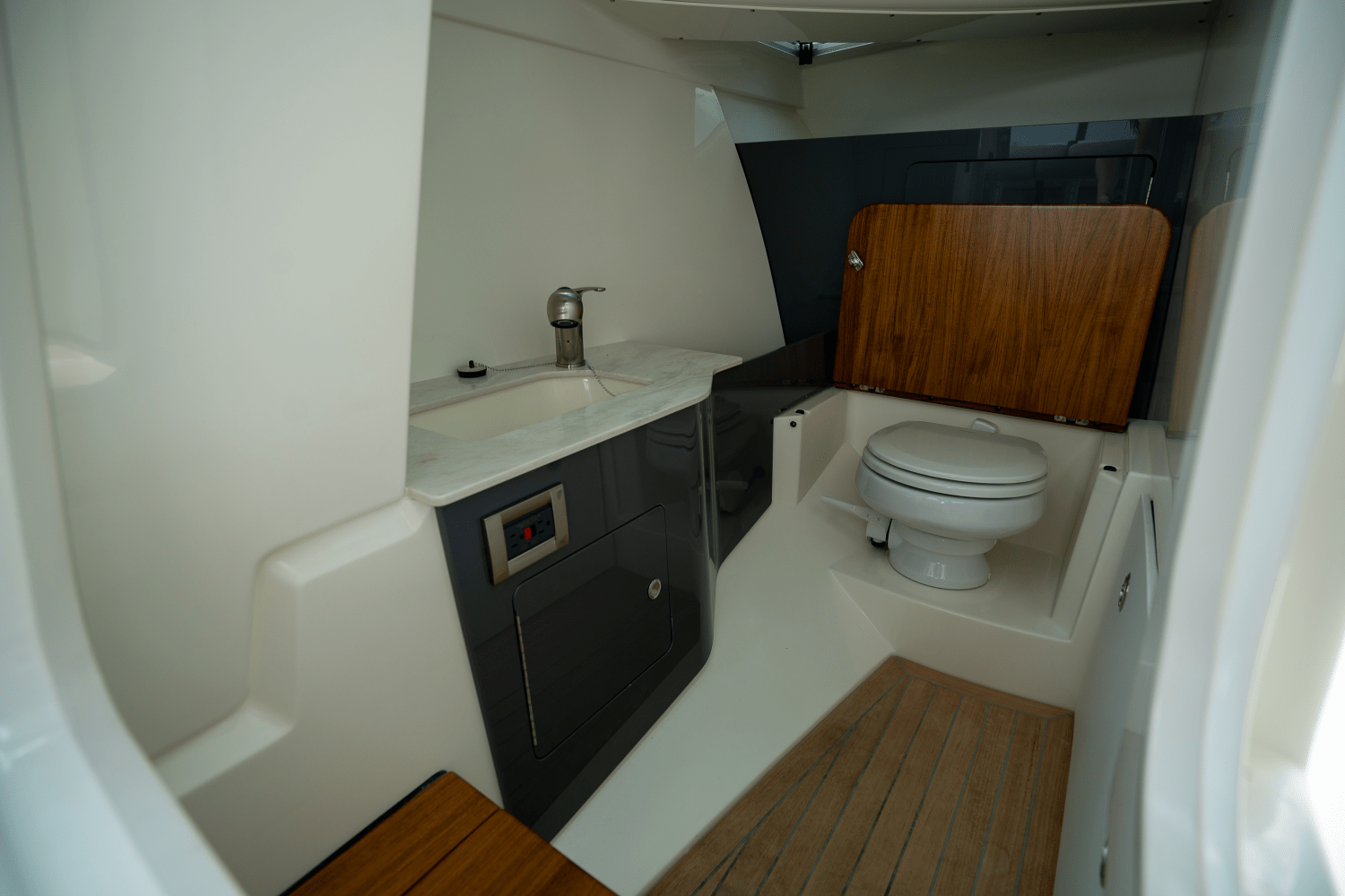 Slide: The Image of Boston Whaler 330 Vantage 2025 - 15