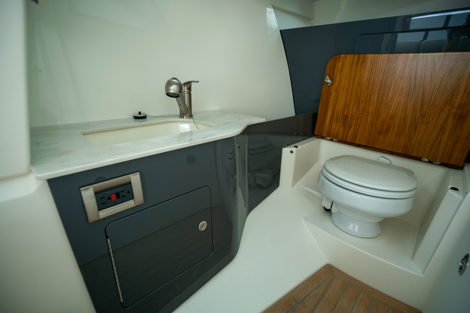 Slide: The Image of Boston Whaler 330 Vantage 2025 - 16