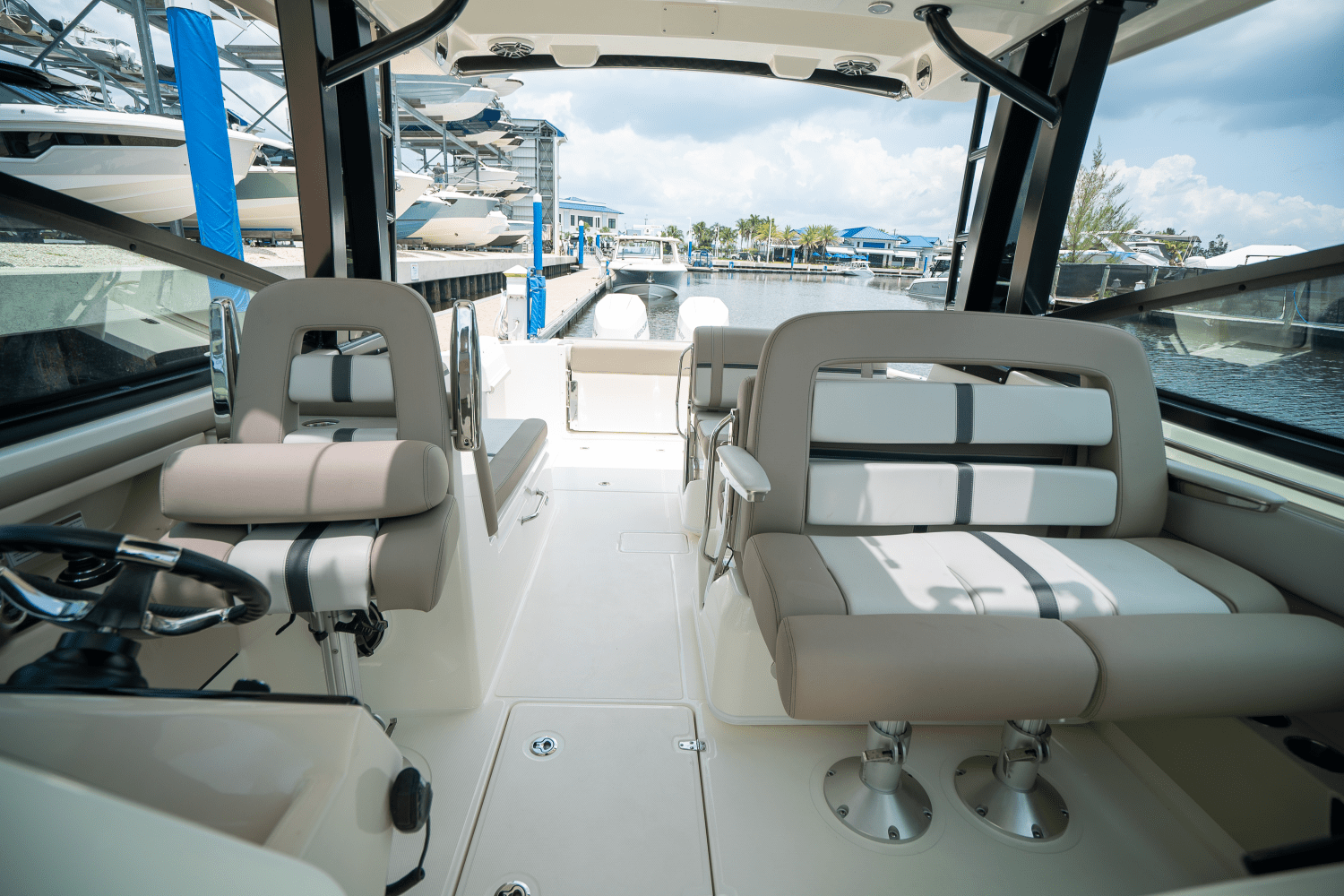 Slide: The Image of Boston Whaler 330 Vantage 2025 - 17