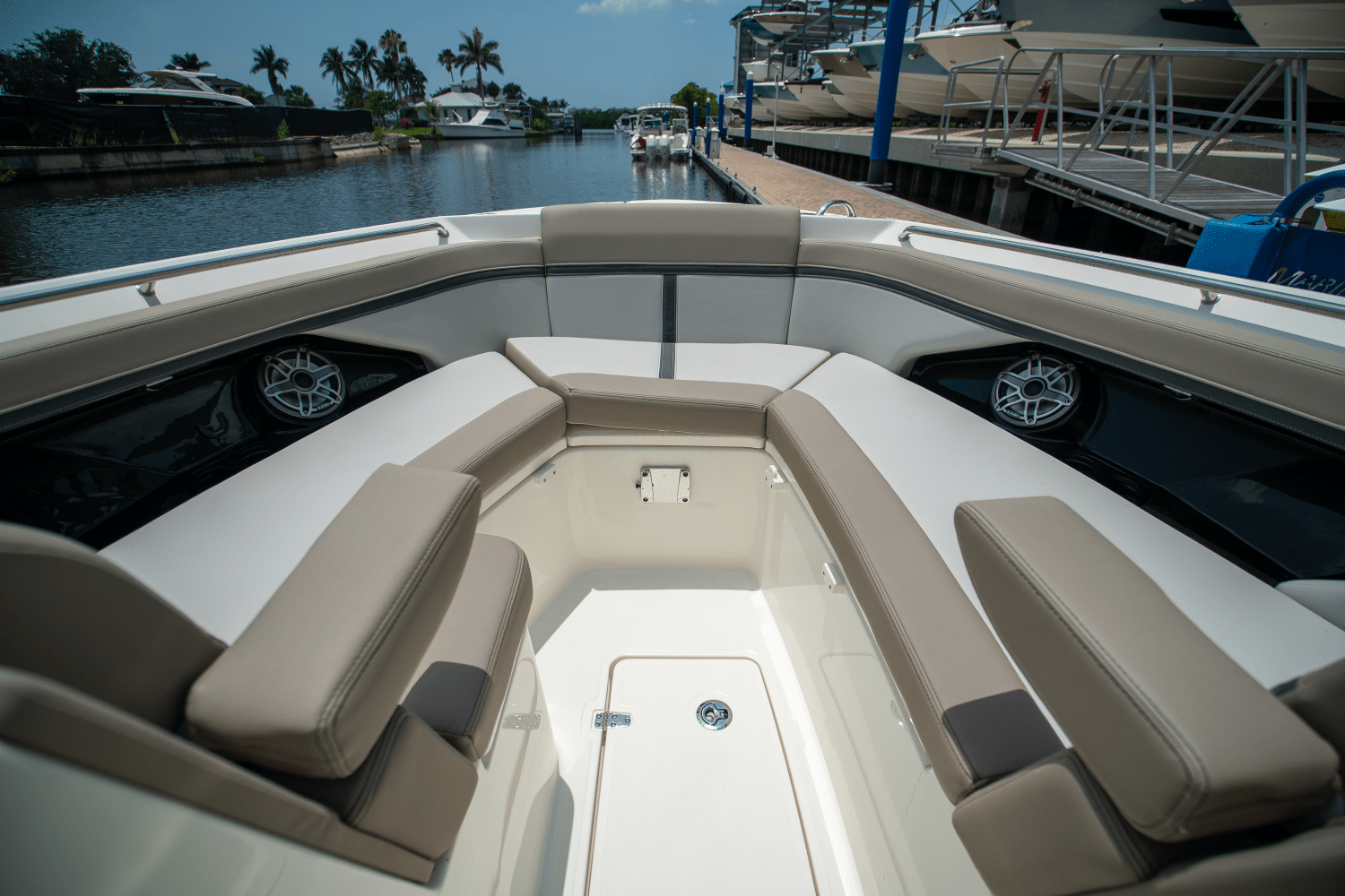 Slide: The Image of Boston Whaler 330 Vantage 2025 - 18