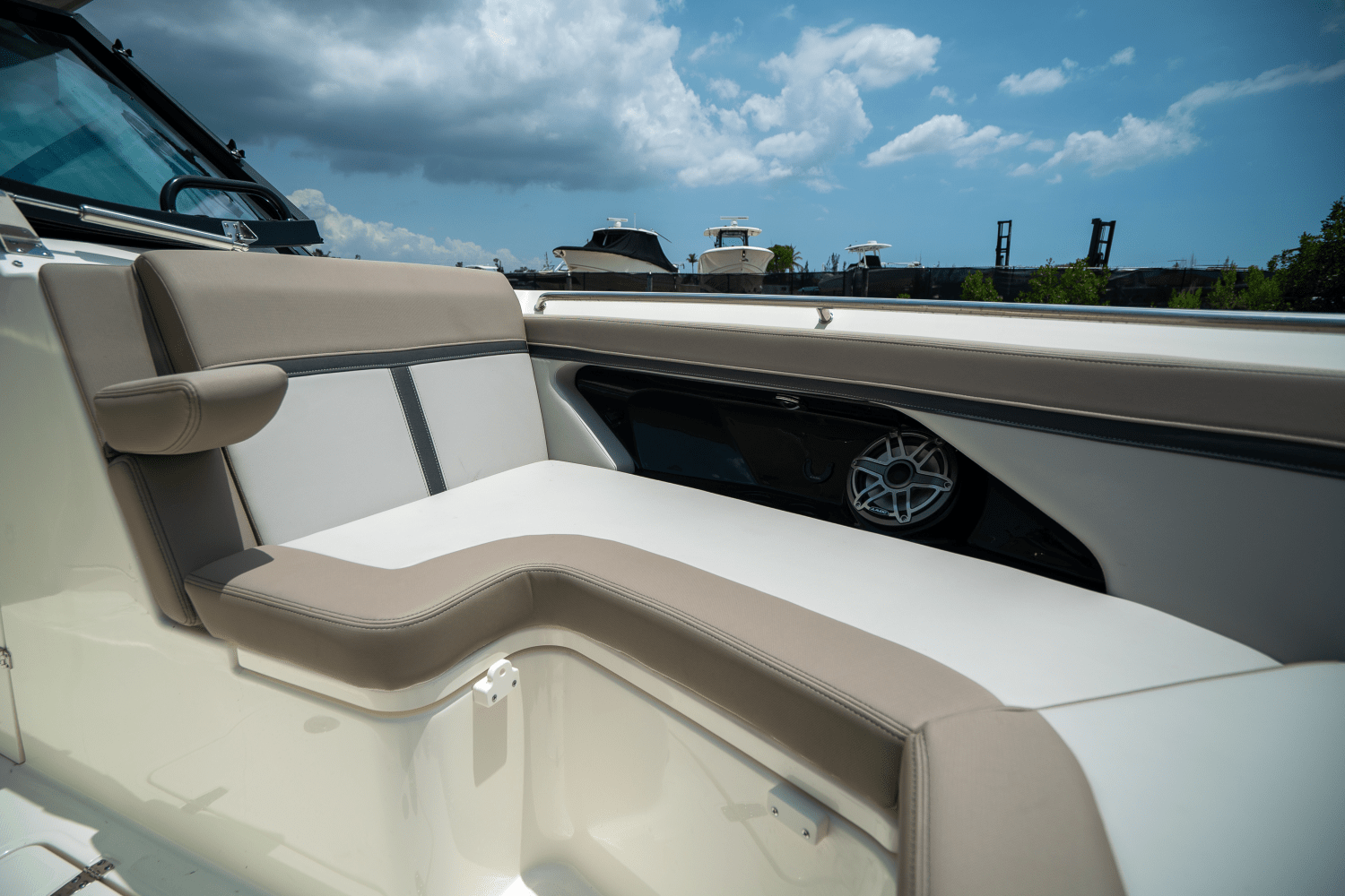 Slide: The Image of Boston Whaler 330 Vantage 2025 - 19