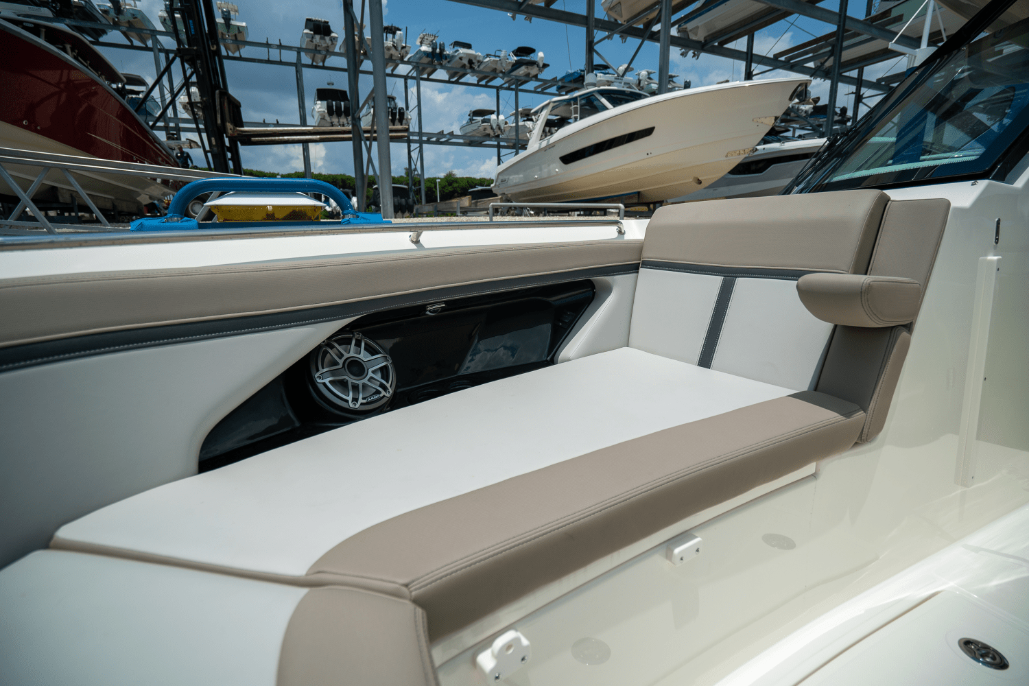Slide: The Image of Boston Whaler 330 Vantage 2025 - 20