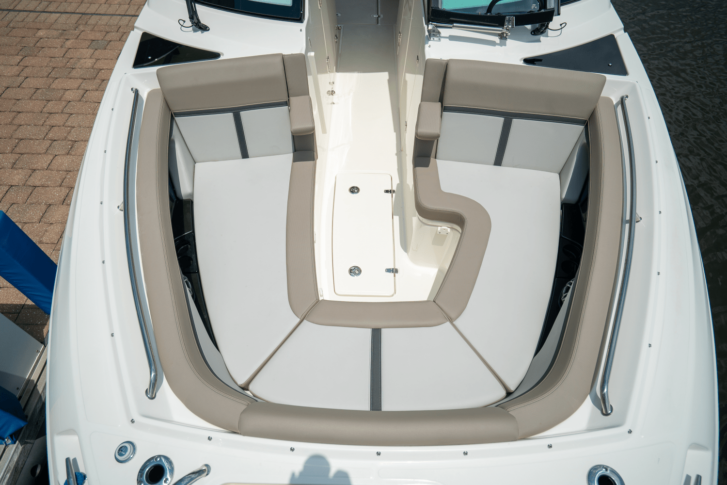 Slide: The Image of Boston Whaler 330 Vantage 2025 - 21