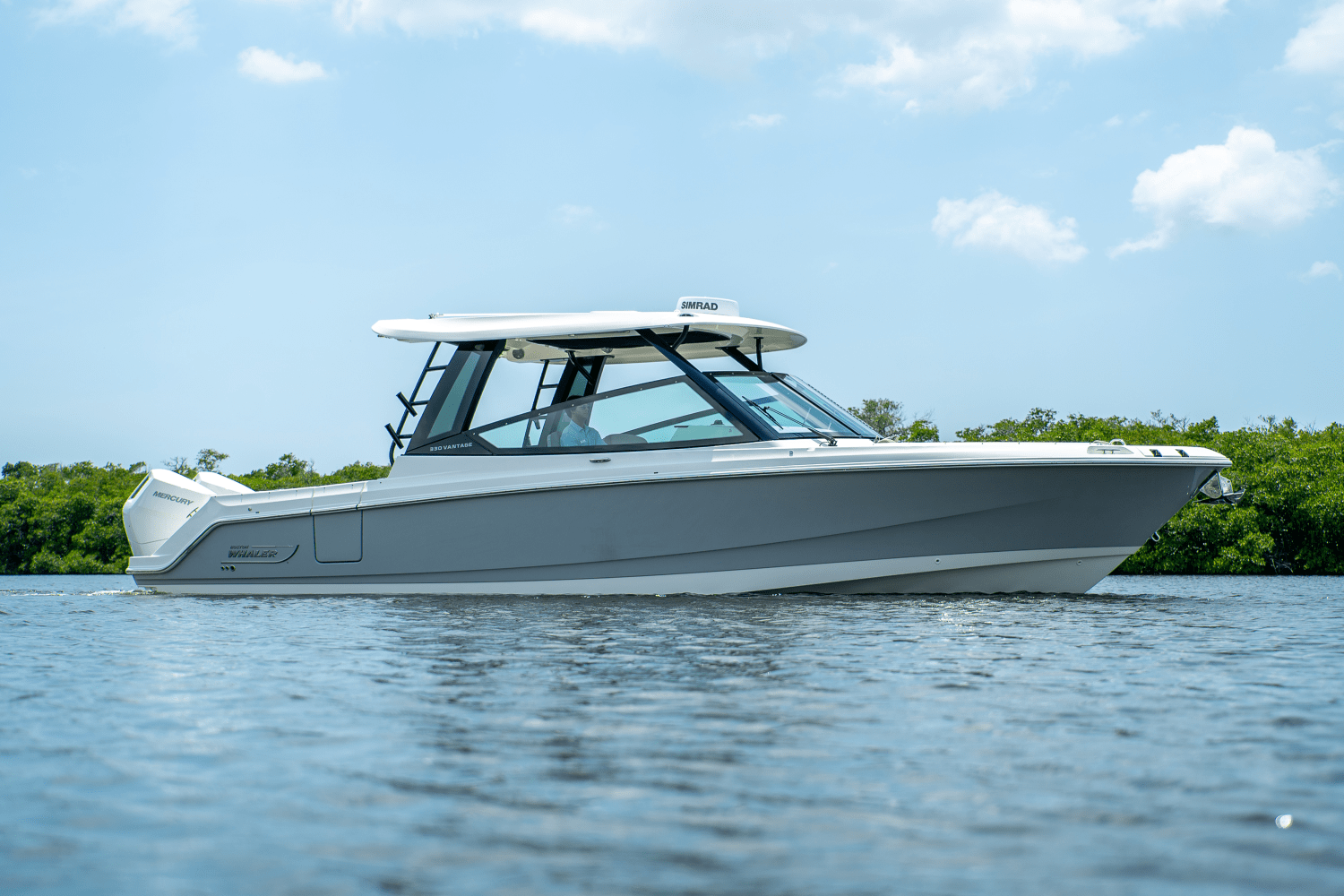 Slide: The Image of Boston Whaler 330 Vantage 2025 - 22