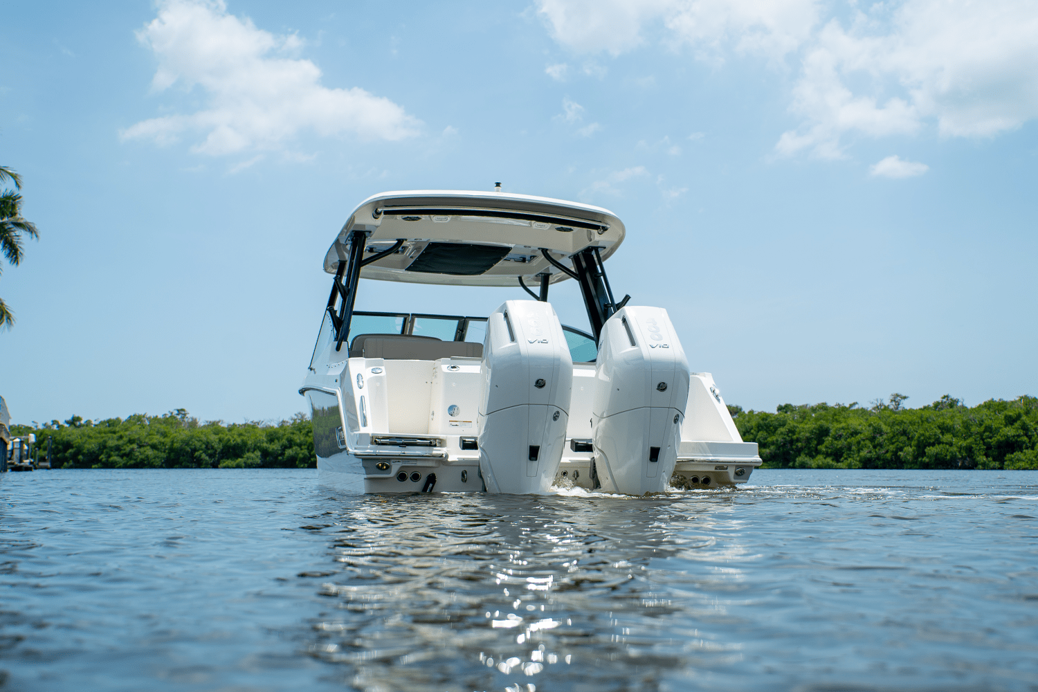 Slide: The Image of Boston Whaler 330 Vantage 2025 - 28