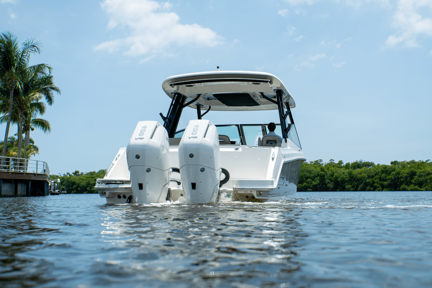 Slide: The Image of Boston Whaler 330 Vantage 2025 - 29