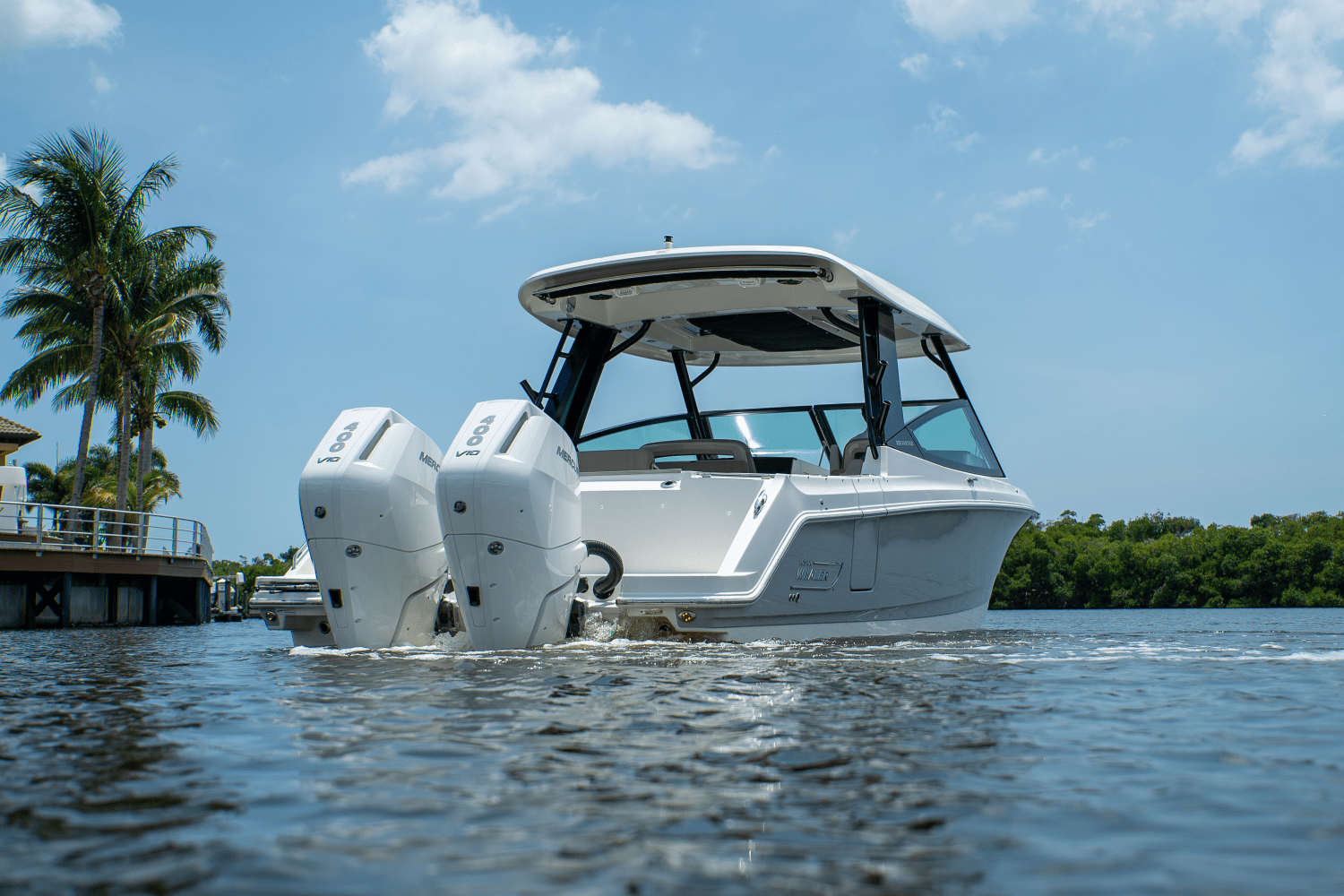 Slide: The Image of Boston Whaler 330 Vantage 2025 - 30