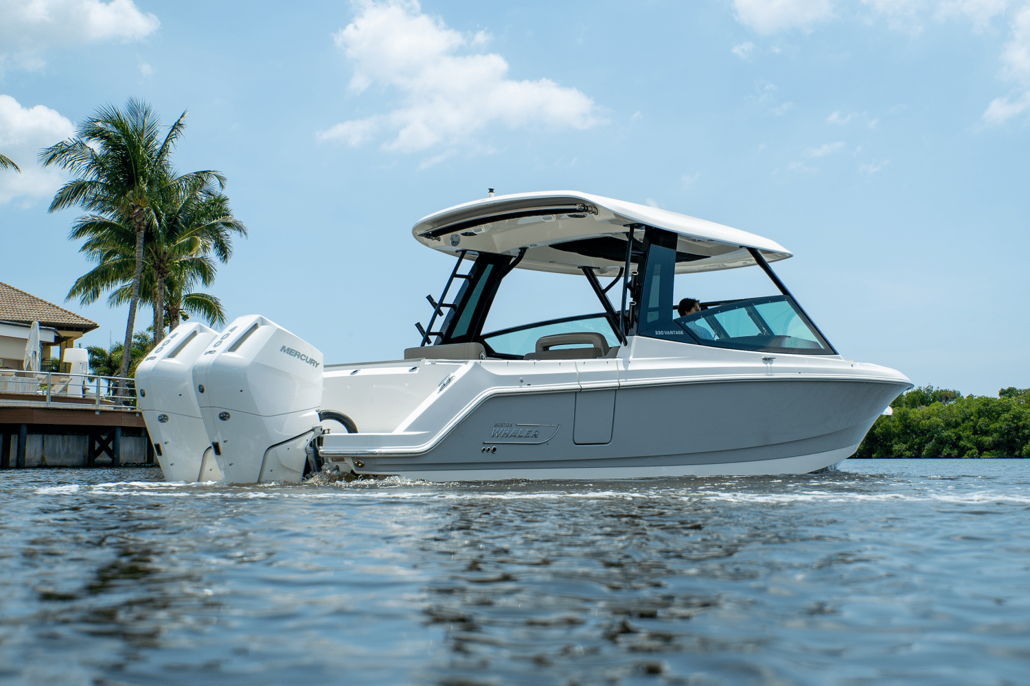 Slide: The Image of Boston Whaler 330 Vantage 2025 - 31