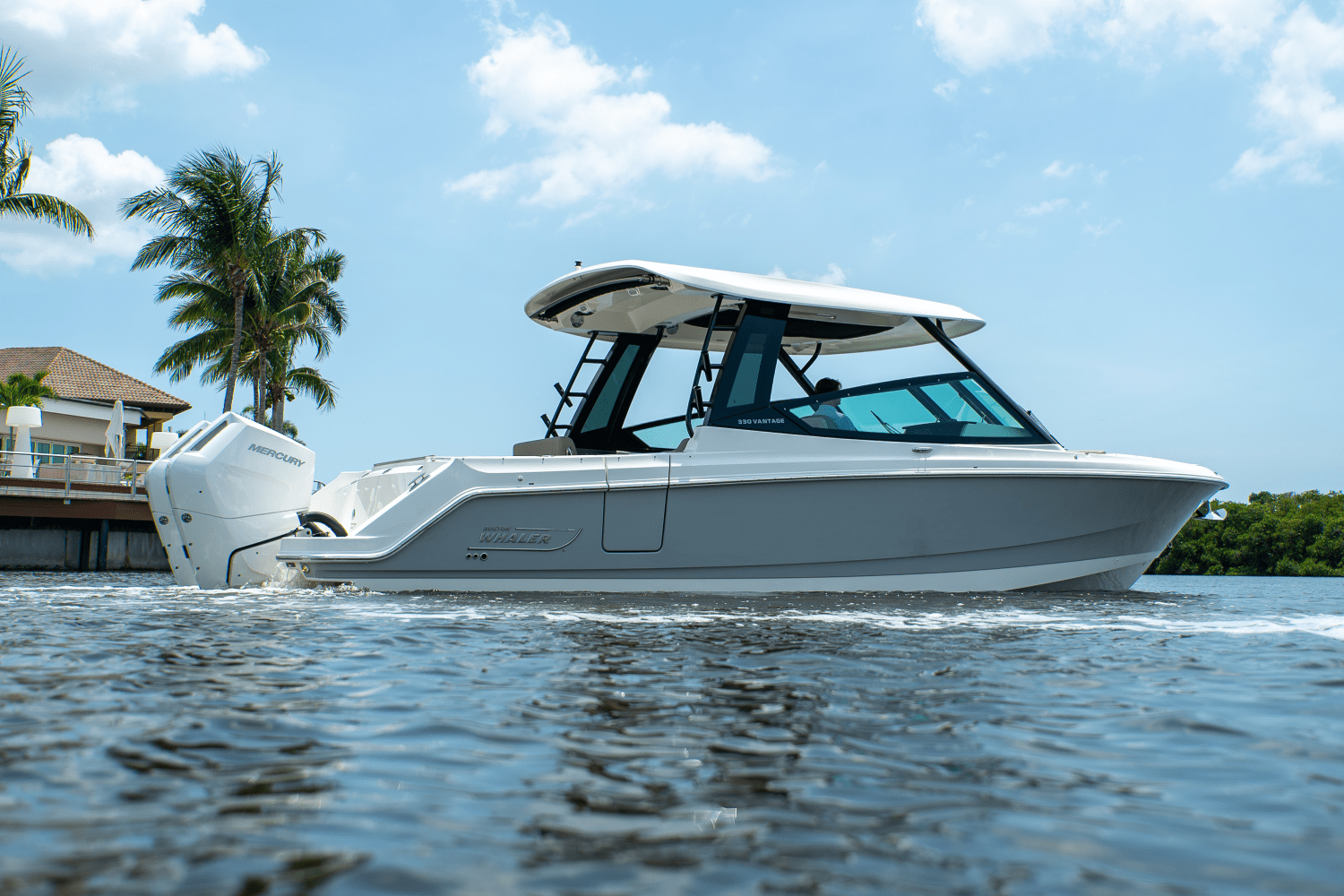 Slide: The Image of Boston Whaler 330 Vantage 2025 - 32
