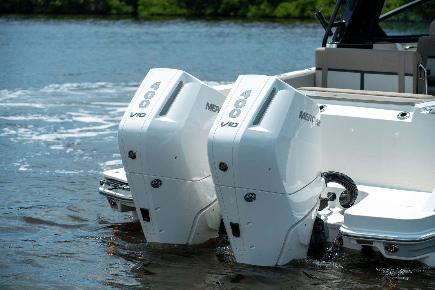 Slide: The Image of Boston Whaler 330 Vantage 2025 - 4
