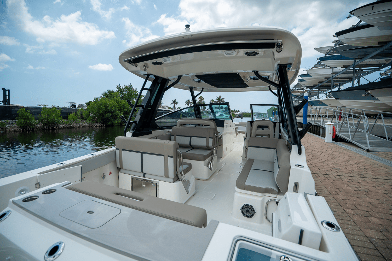 Slide: The Image of Boston Whaler 330 Vantage 2025 - 5