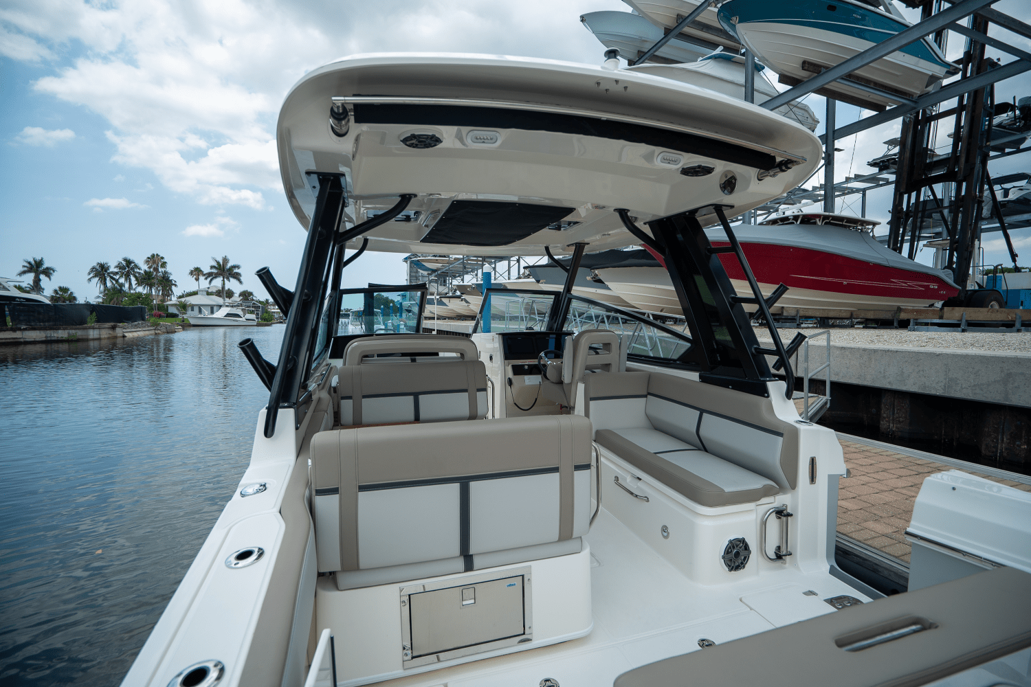 Slide: The Image of Boston Whaler 330 Vantage 2025 - 6