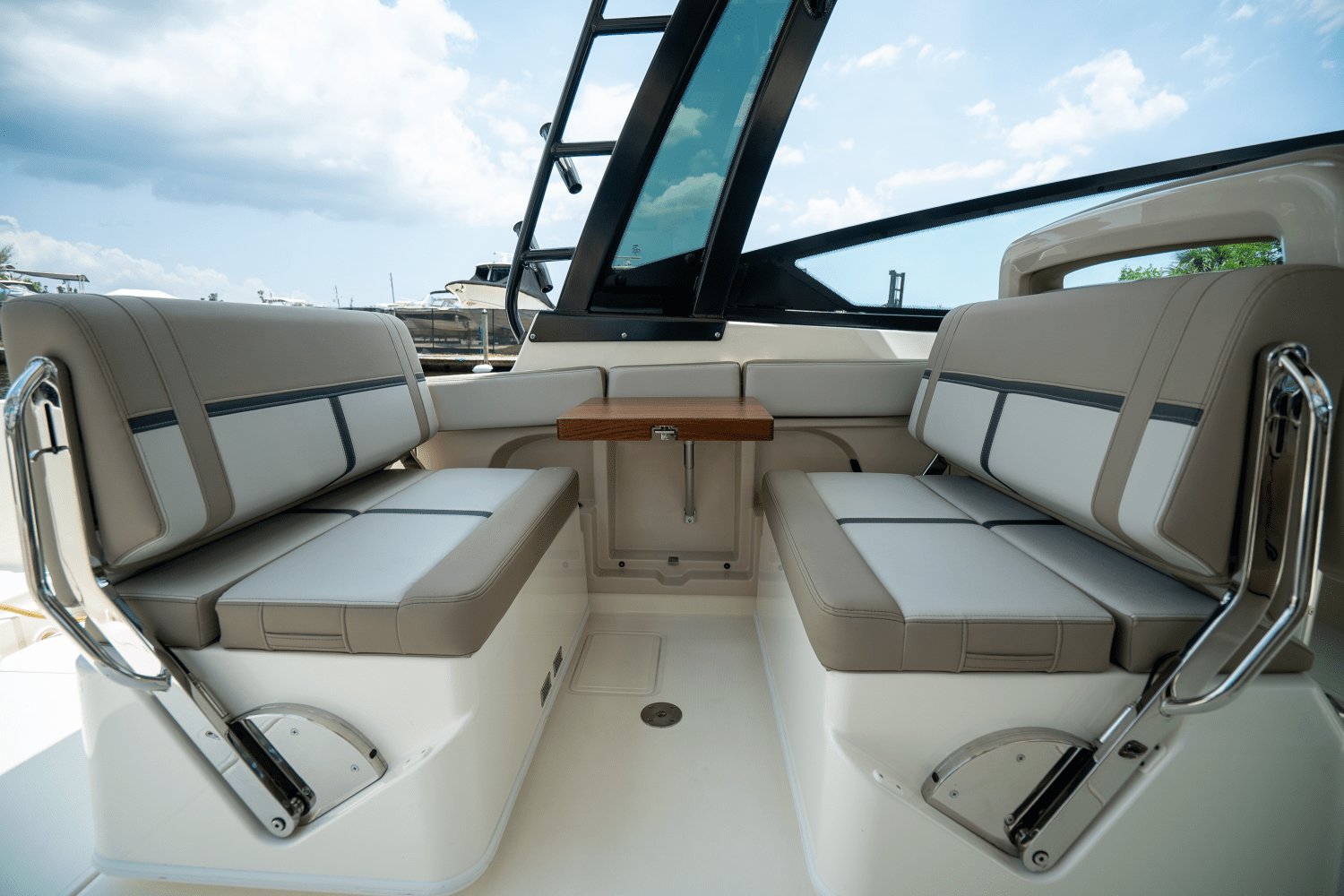 Slide: The Image of Boston Whaler 330 Vantage 2025 - 7