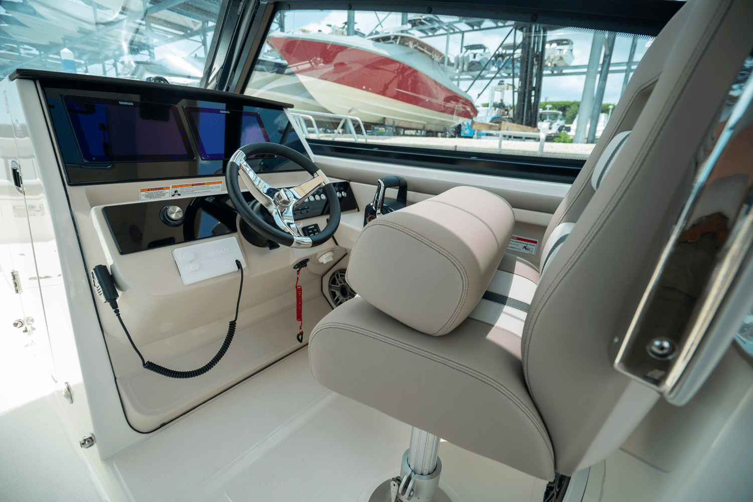Slide: The Image of Boston Whaler 330 Vantage 2025 - 9