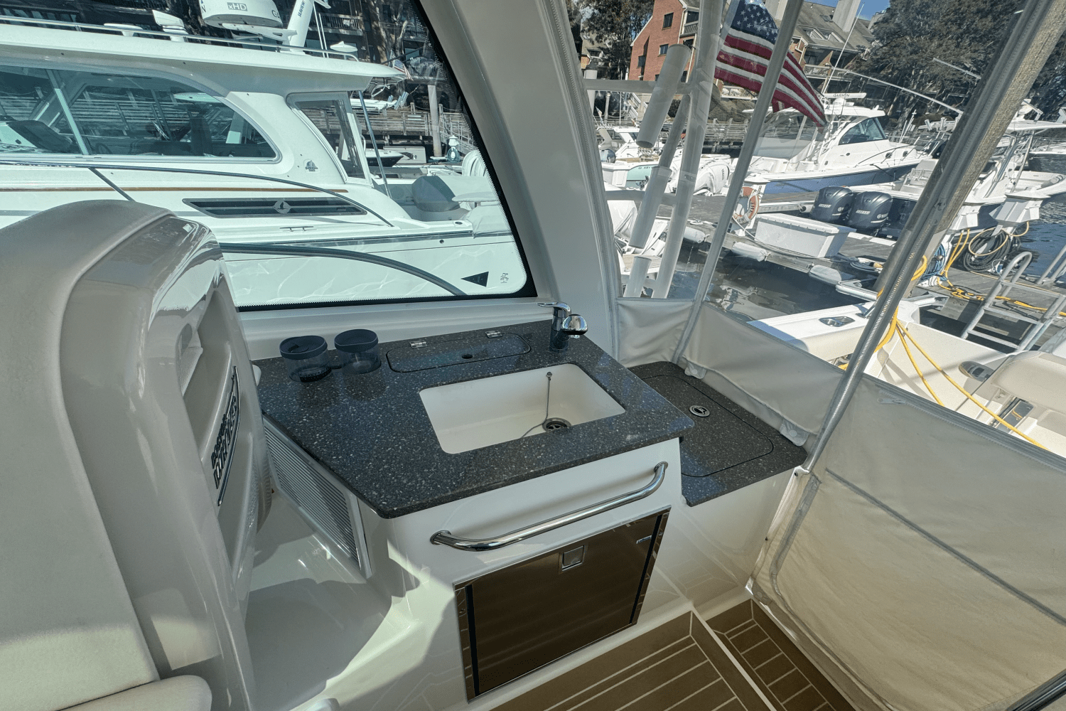 Slide: The Image of Boston Whaler 345 CONQUEST 2020 - 13