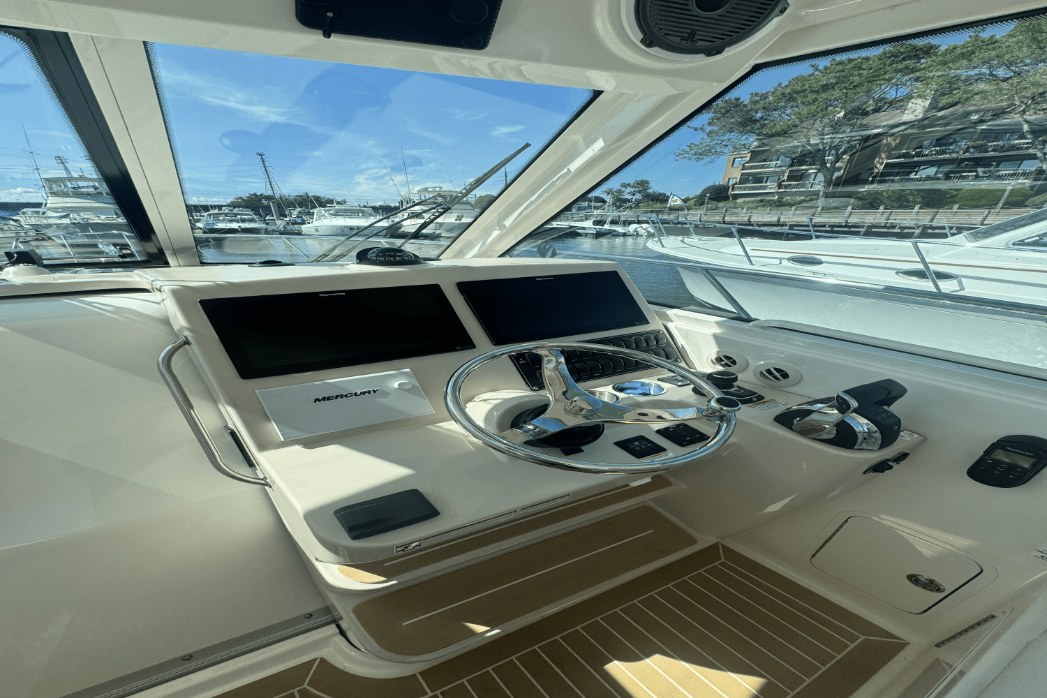 Slide: The Image of Boston Whaler 345 CONQUEST 2020 - 18