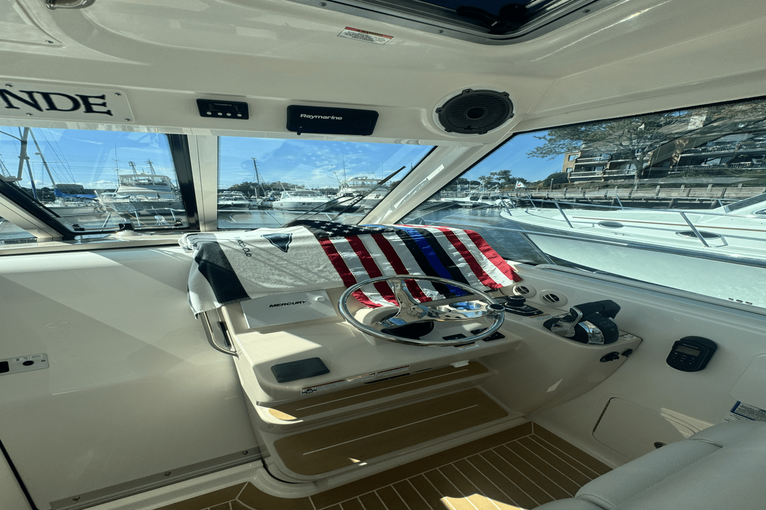 Slide: The Image of Boston Whaler 345 CONQUEST 2020 - 19