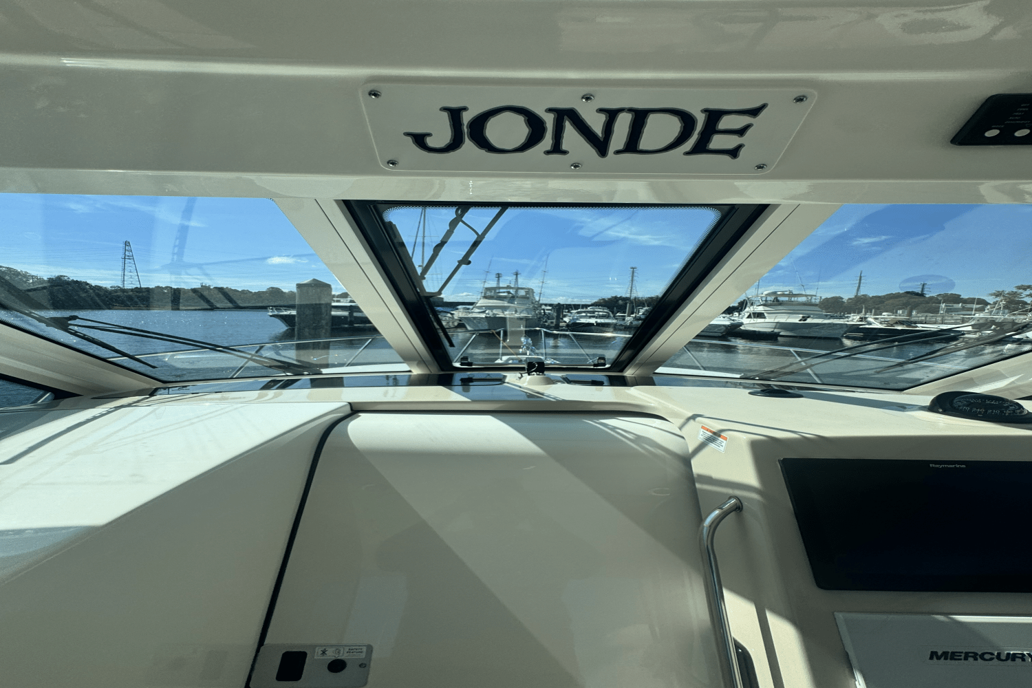 Slide: The Image of Boston Whaler 345 CONQUEST 2020 - 22