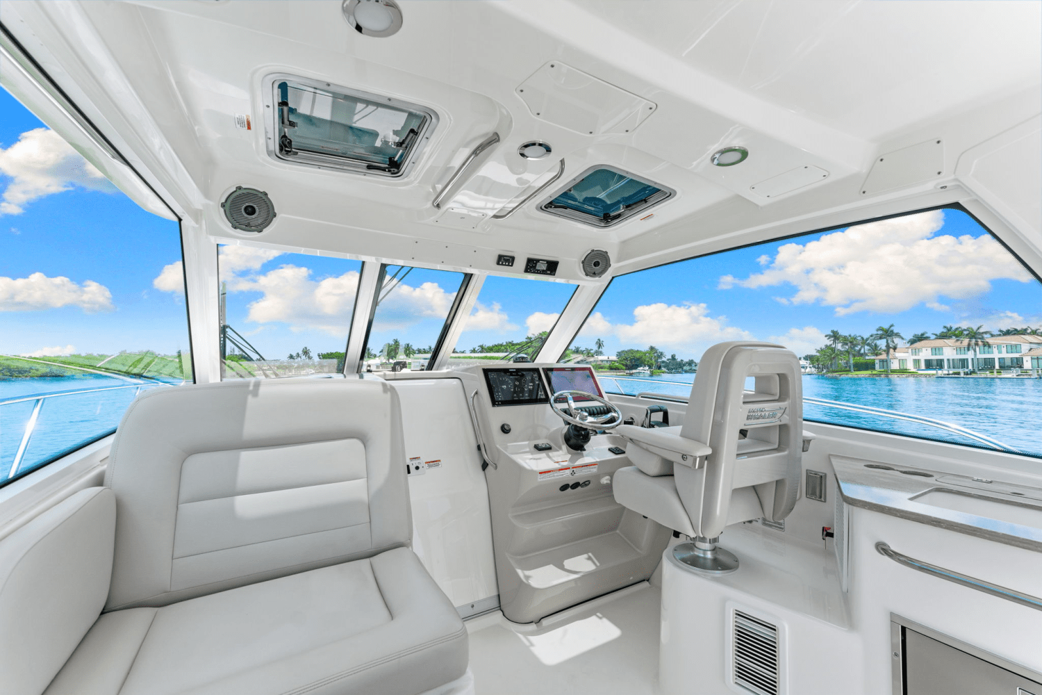 Slide: The Image of Boston Whaler 345 CONQUEST 2023 - 22