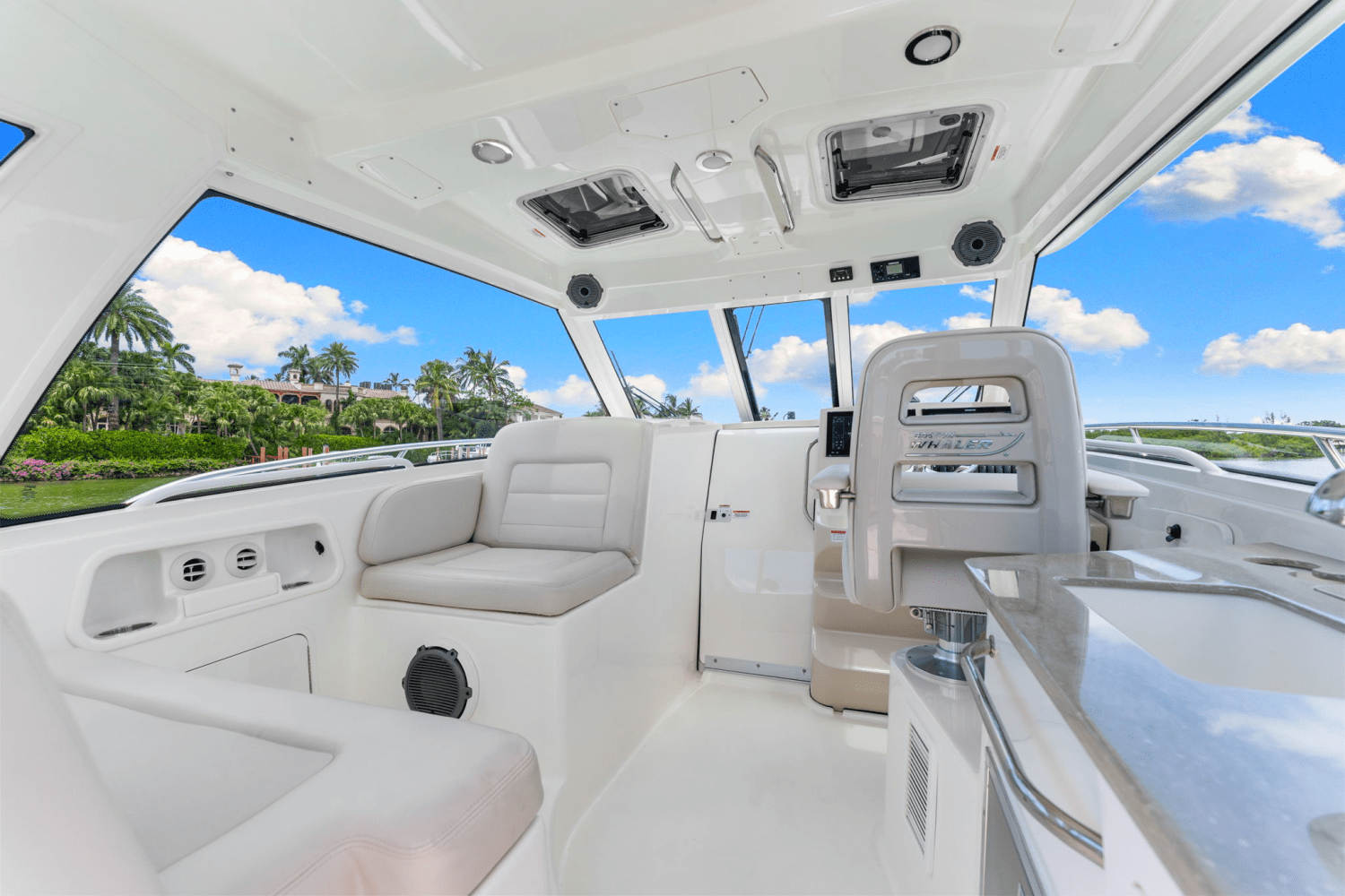 Slide: The Image of Boston Whaler 345 CONQUEST 2023 - 27