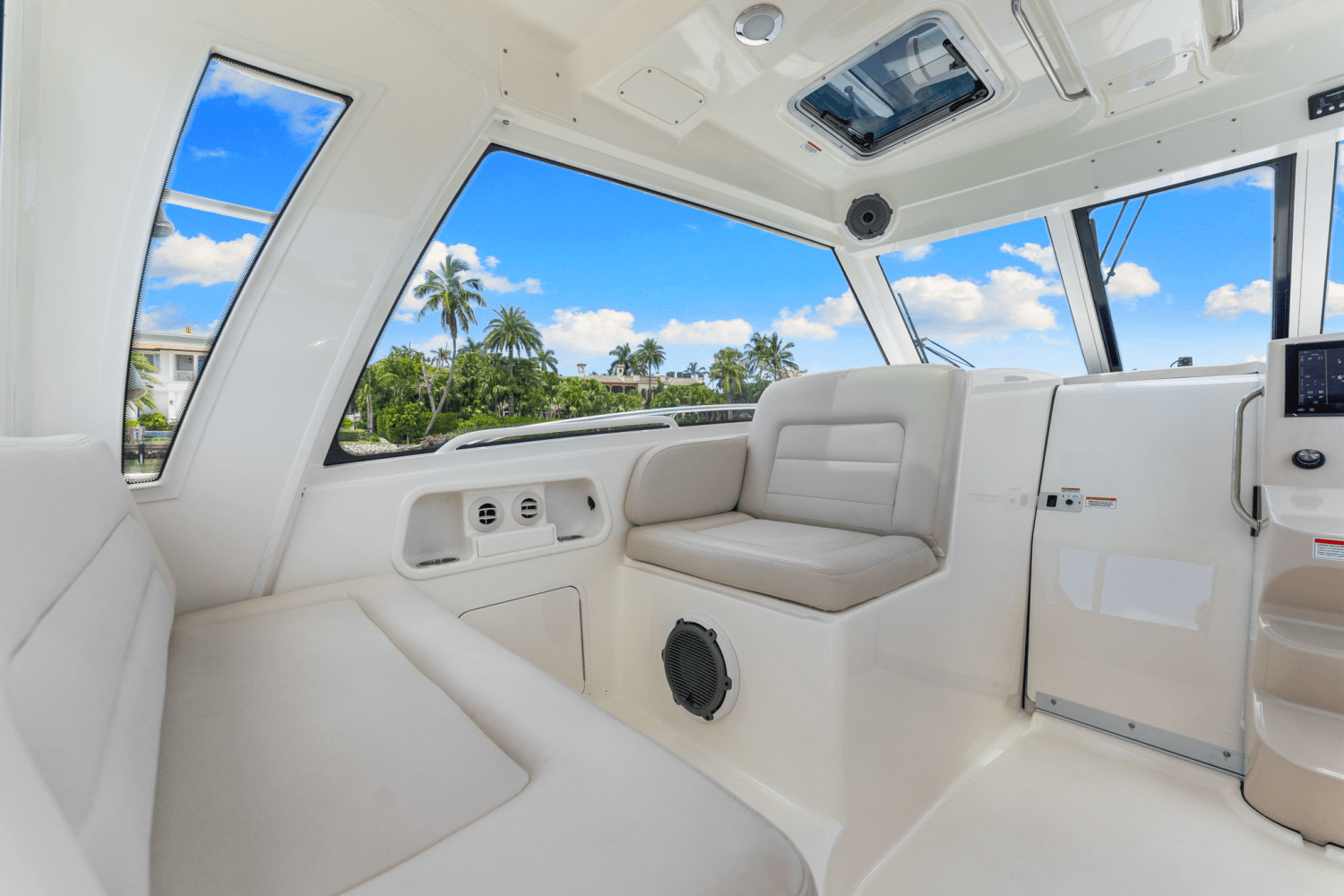 Slide: The Image of Boston Whaler 345 CONQUEST 2023 - 28