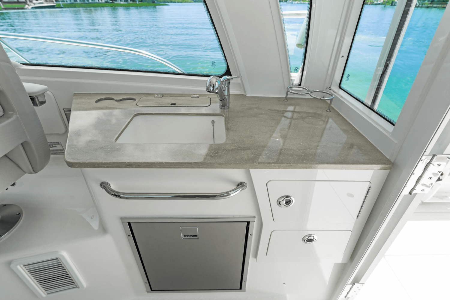 Slide: The Image of Boston Whaler 345 CONQUEST 2023 - 32