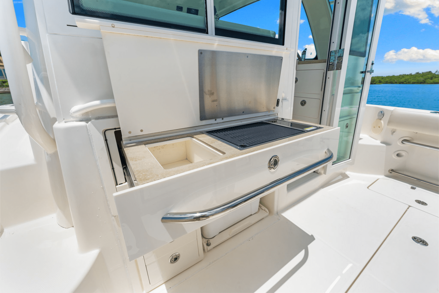 Slide: The Image of Boston Whaler 345 CONQUEST 2023 - 38