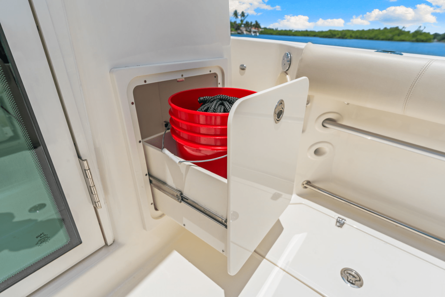 Slide: The Image of Boston Whaler 345 CONQUEST 2023 - 40