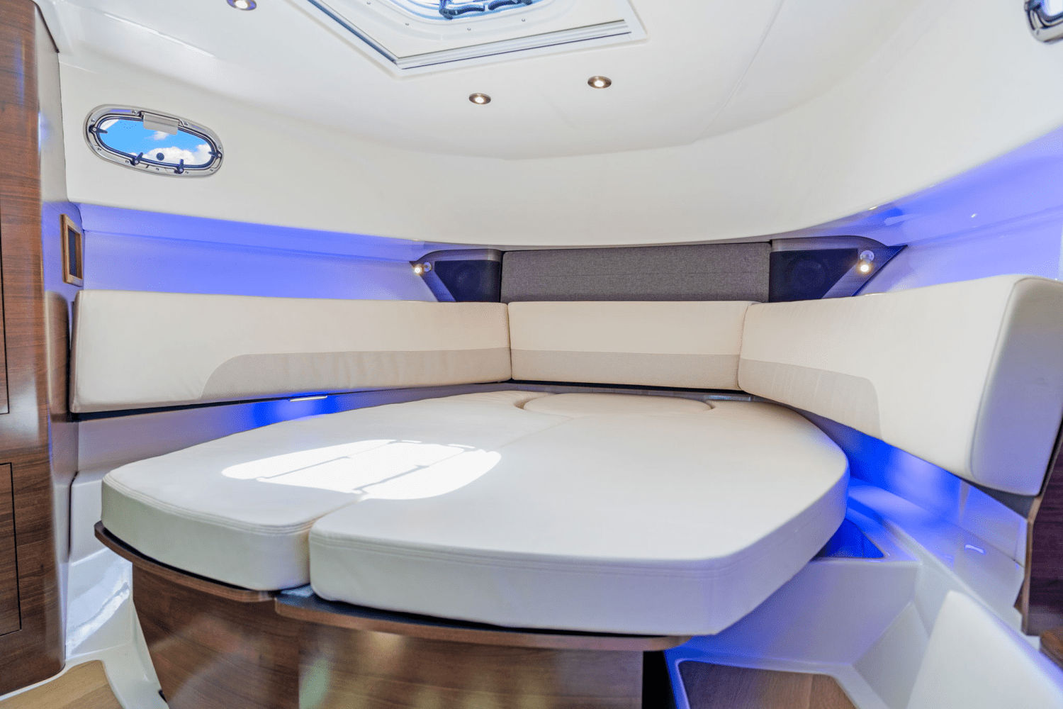 Slide: The Image of Boston Whaler 345 CONQUEST 2023 - 50