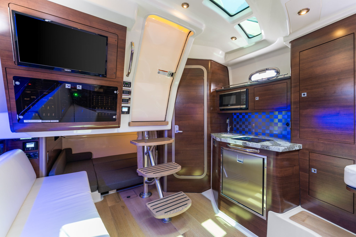 Slide: The Image of Boston Whaler 345 CONQUEST 2023 - 51