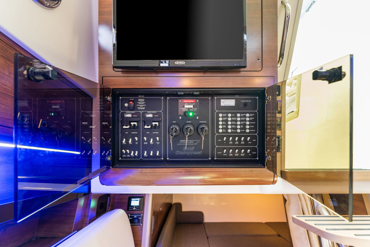 Slide: The Image of Boston Whaler 345 CONQUEST 2023 - 55