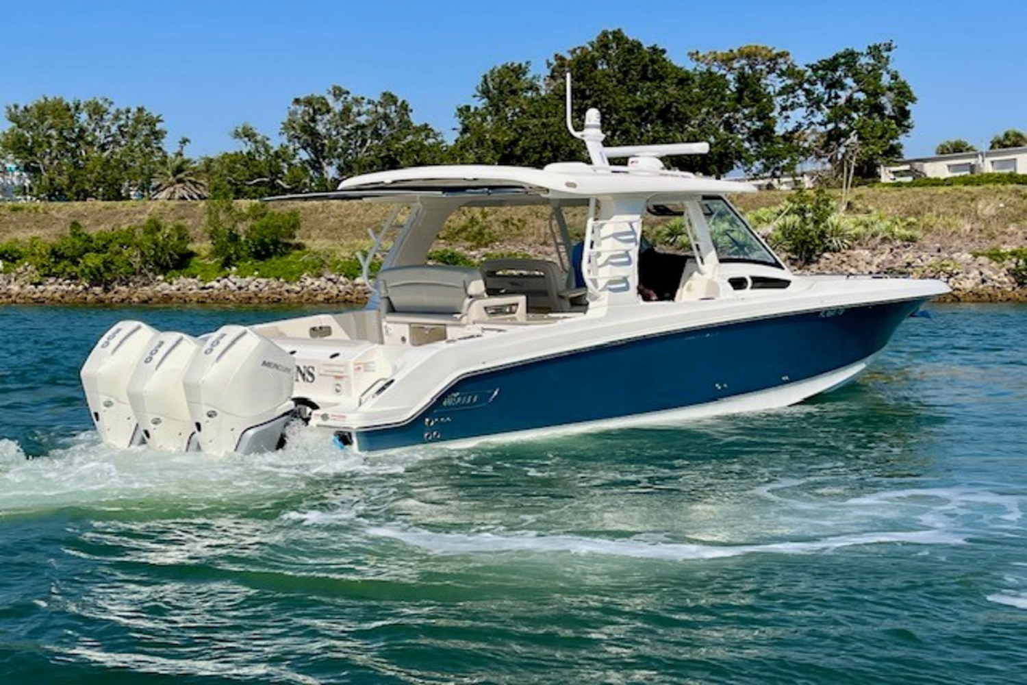 Slide: The Image of Boston Whaler 350 EX REALM 2022 - 10