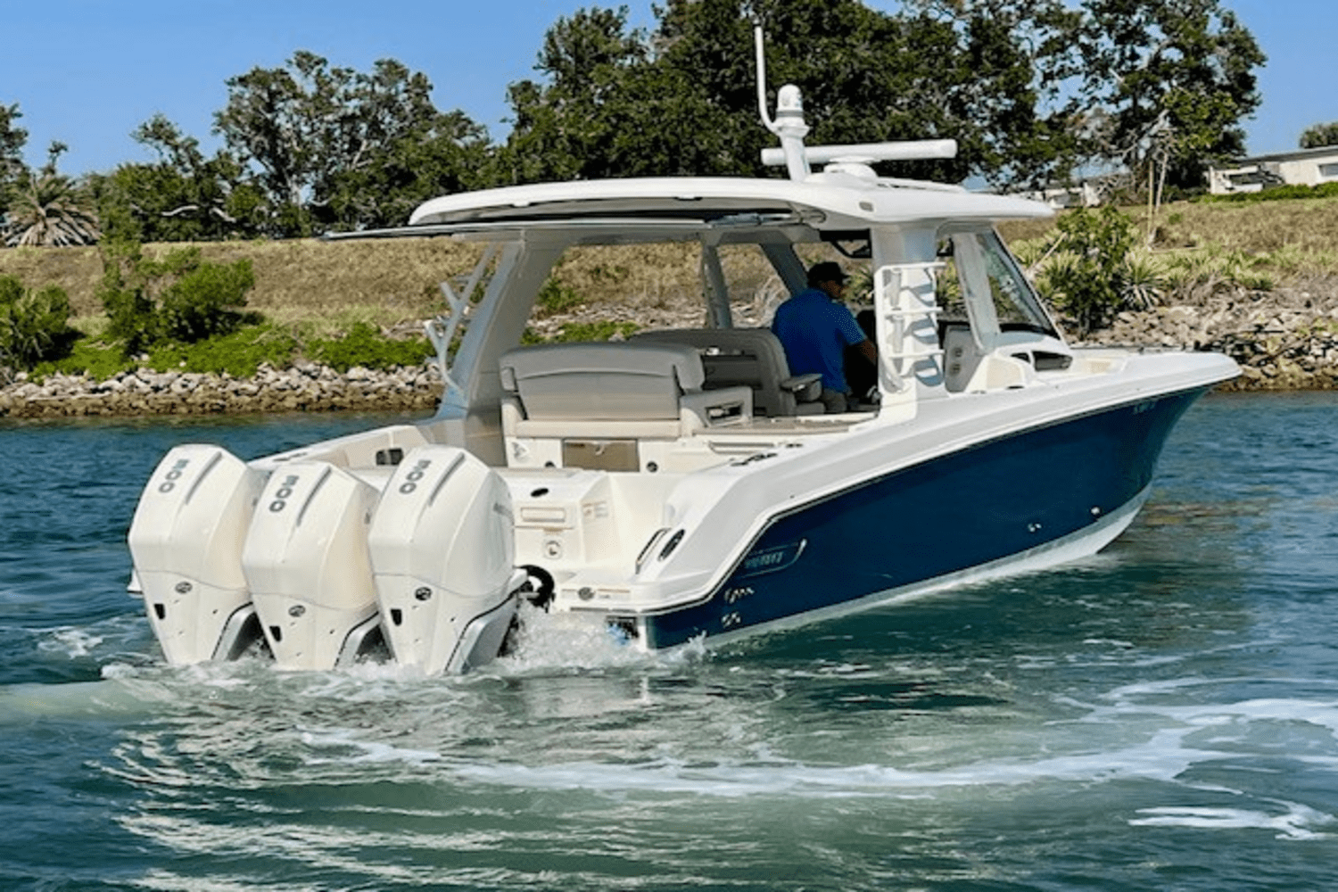 Slide: The Image of Boston Whaler 350 EX REALM 2022 - 11