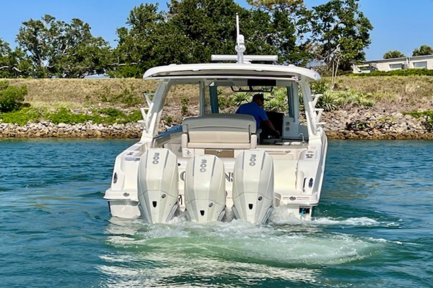 Slide: The Image of Boston Whaler 350 EX REALM 2022 - 12